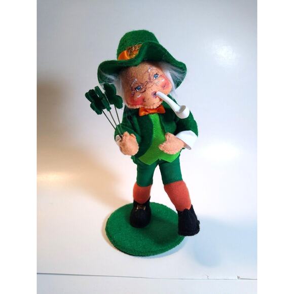 ANNALEE St Patrick's Day Irish Leprechaun Holds Shamrocks Smokes Pipe Vintage - Picture 3 of 6
